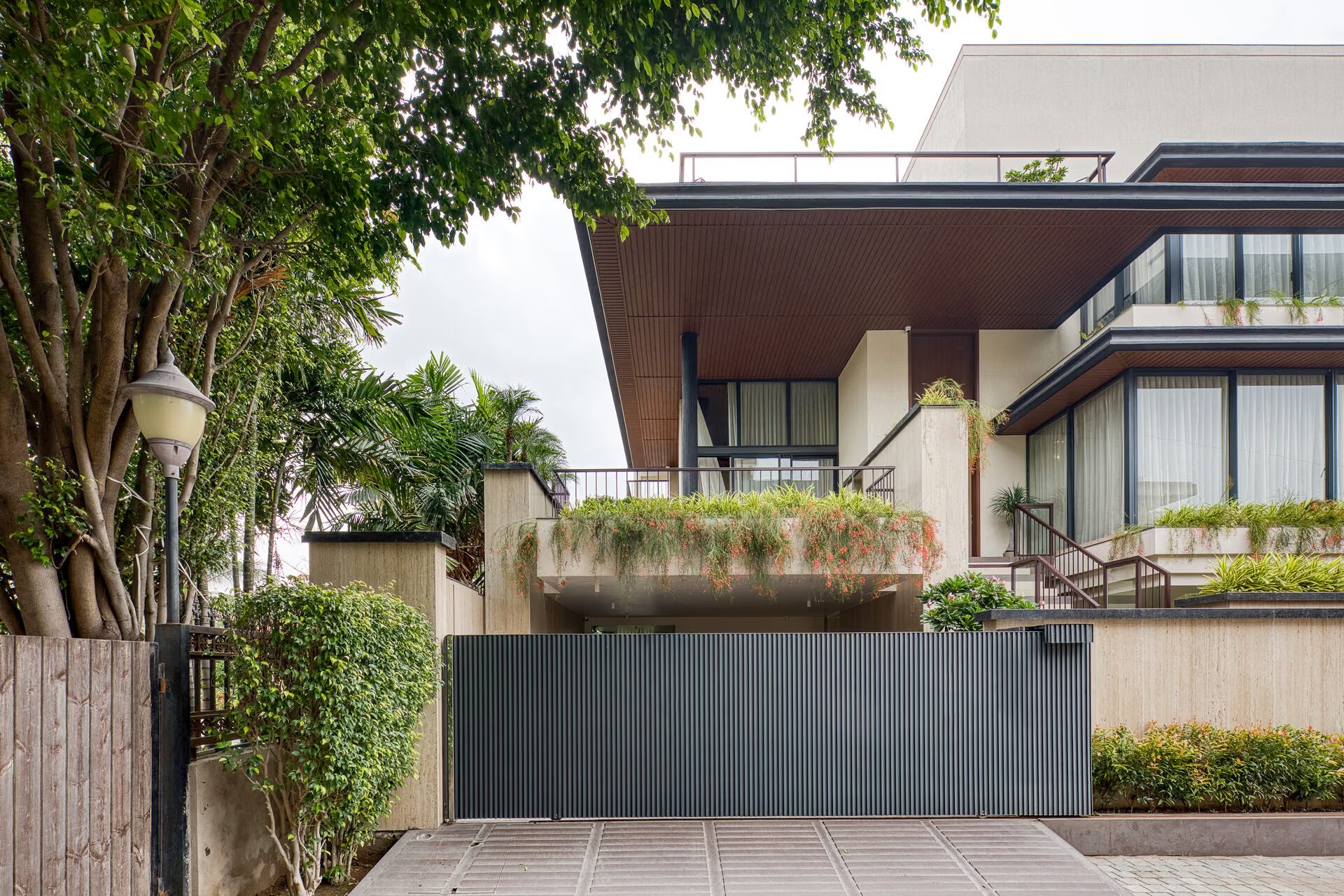 The House of Linear Lines 21