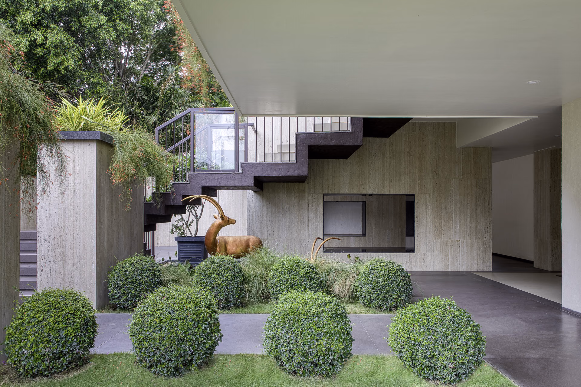 The House of Linear Lines 32