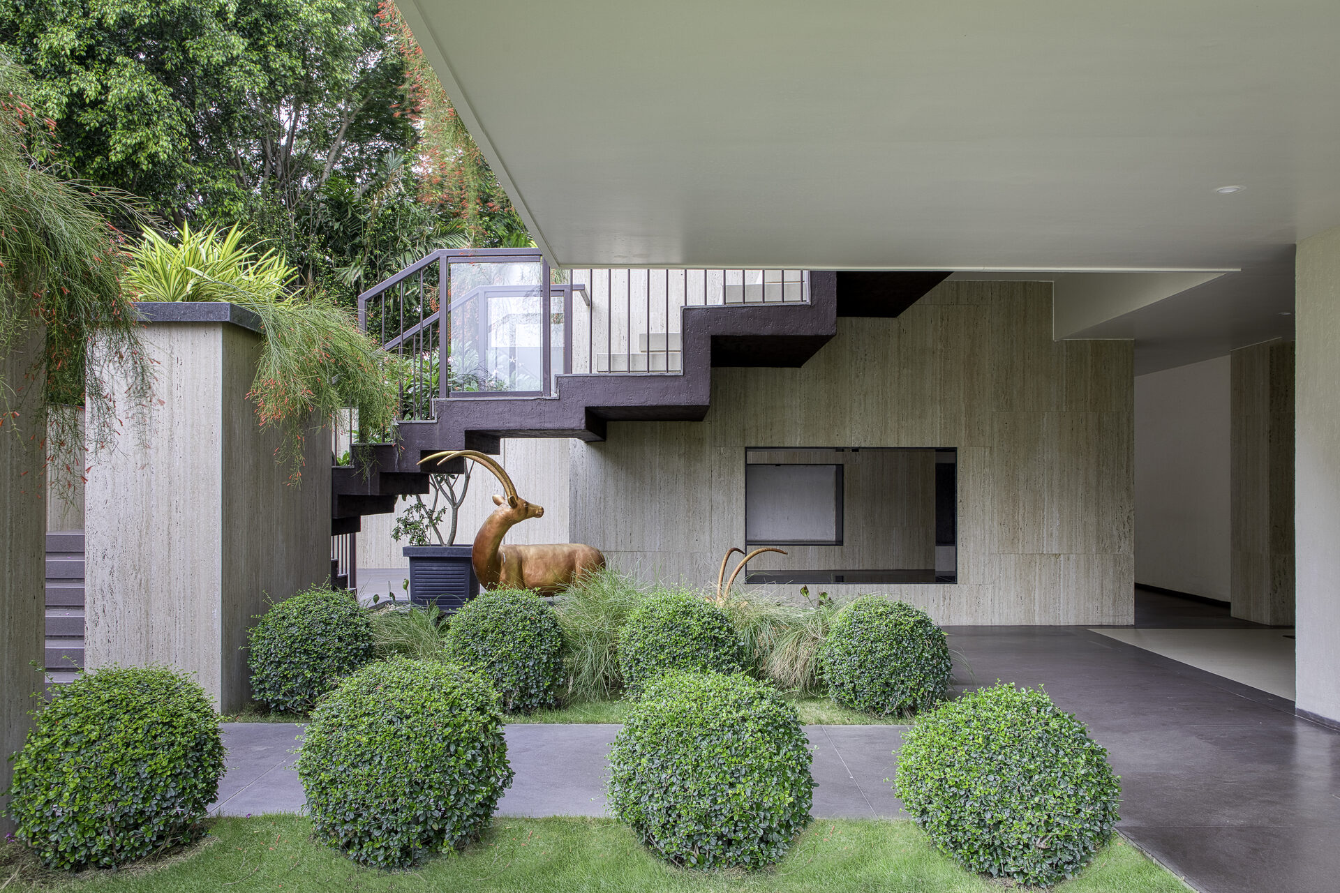 House of Linear Lines 32