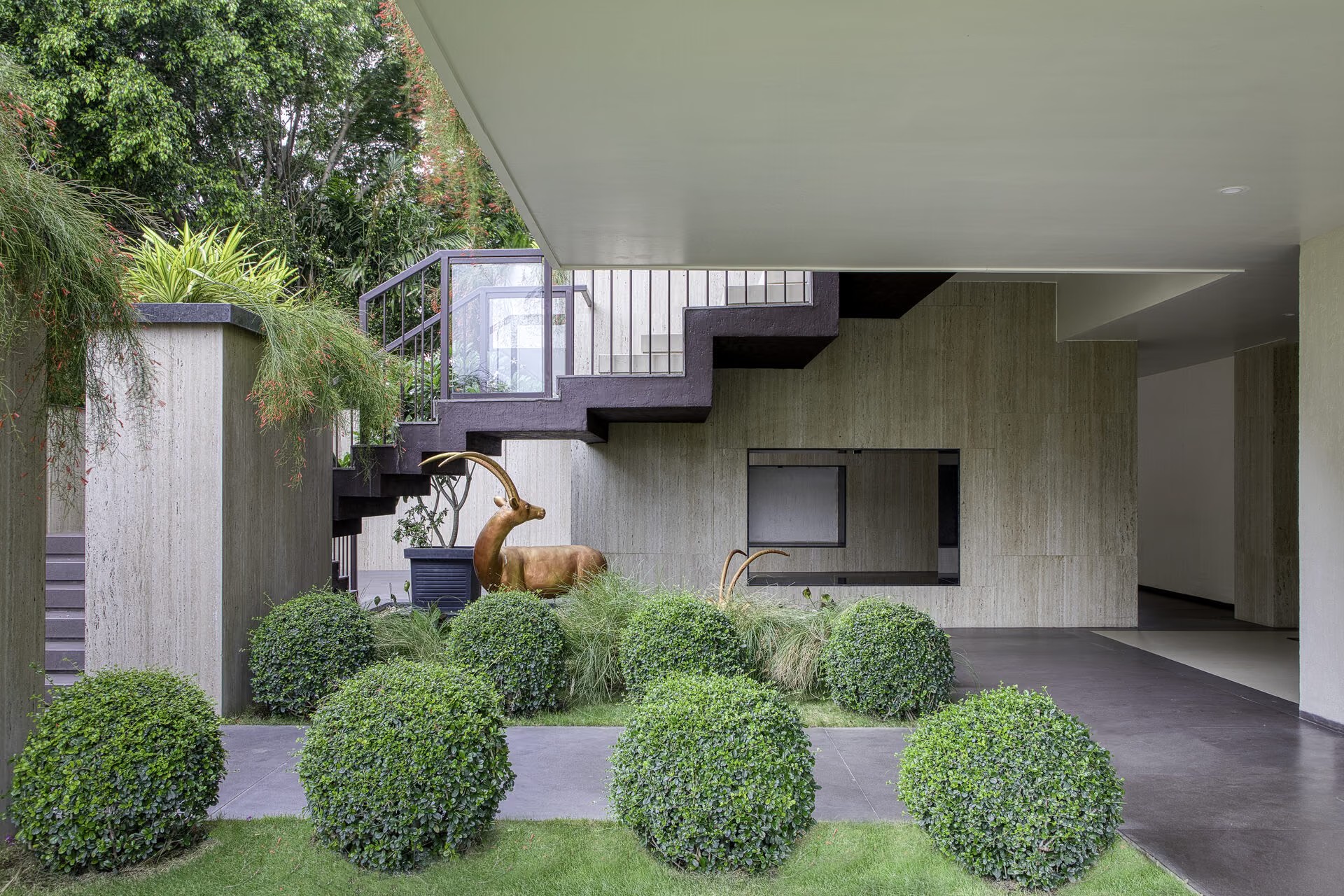 The House of Linear Lines 32